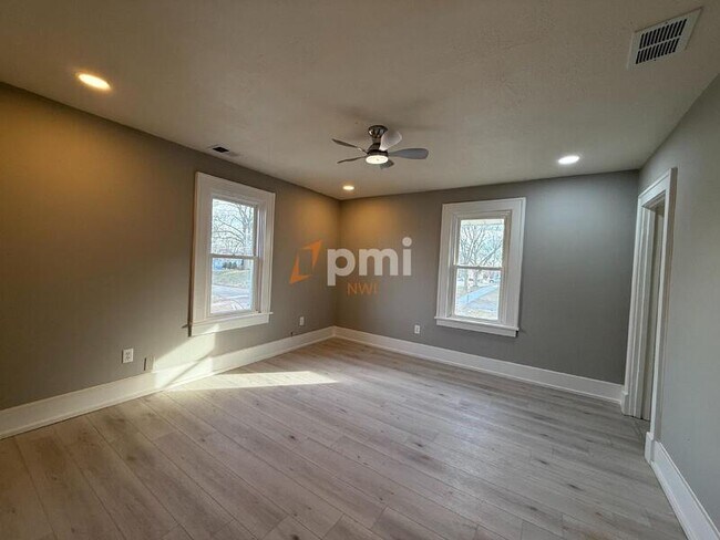 Building Photo - 413 1/2 York St (Upper Unit)