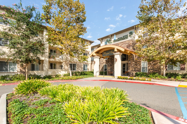 Entrada del edificio - Royal Oaks 55+ Senior Apartment Community