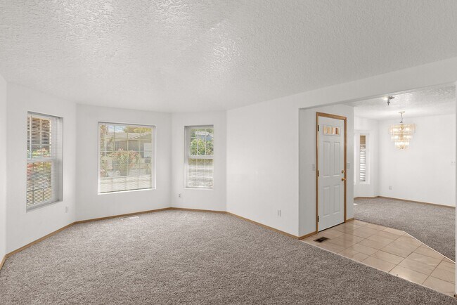 Building Photo - 4BD/2.5Ba NE Portland Home with Covered Ba...