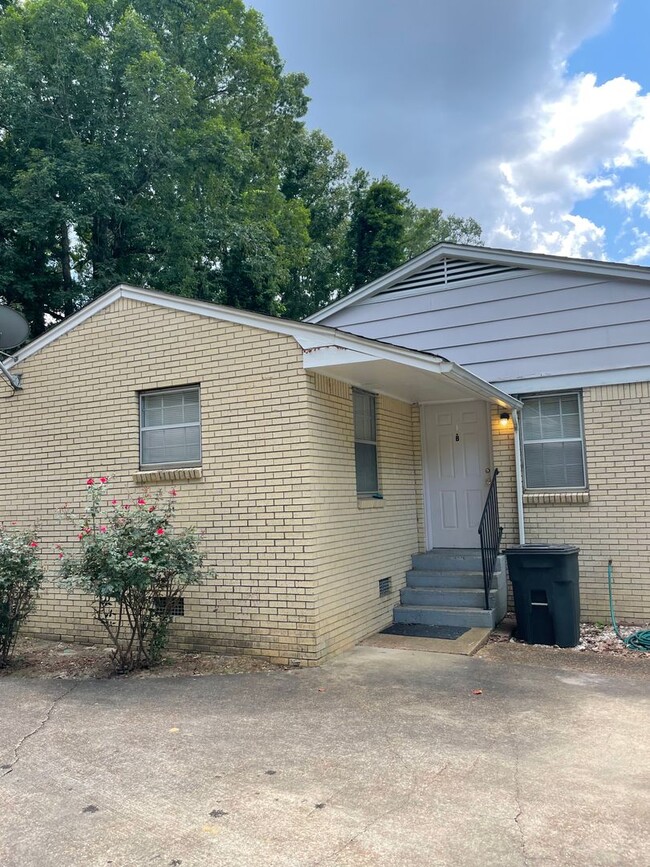 Building Photo - Chickasaw Duplex