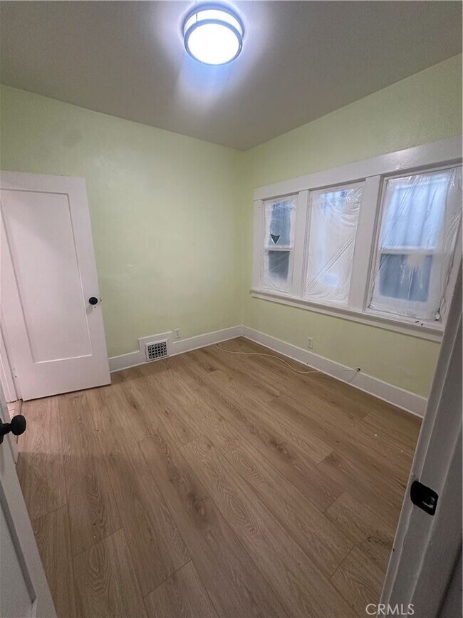 Building Photo - 1054 W 46th St