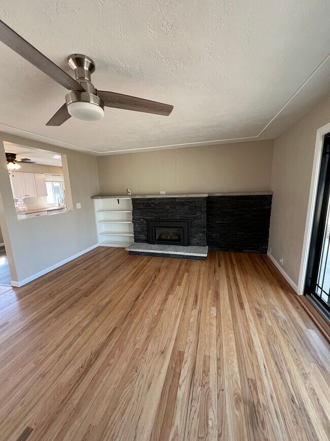 Foto del edificio - Modern 3-Bedroom, 1.5-Bath Home with Private Office & Large Patio