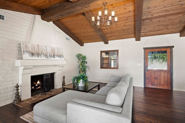 Foto del edificio - This Beautiful Hacienda Style Home combine...