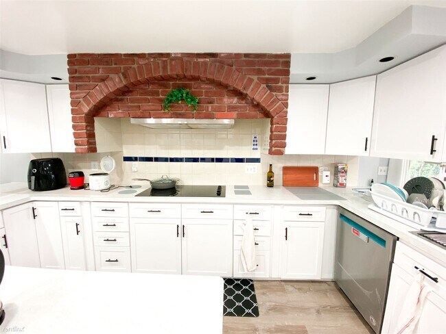 Building Photo - 7 br, 2.5 bath House - 87 Southwind Trail