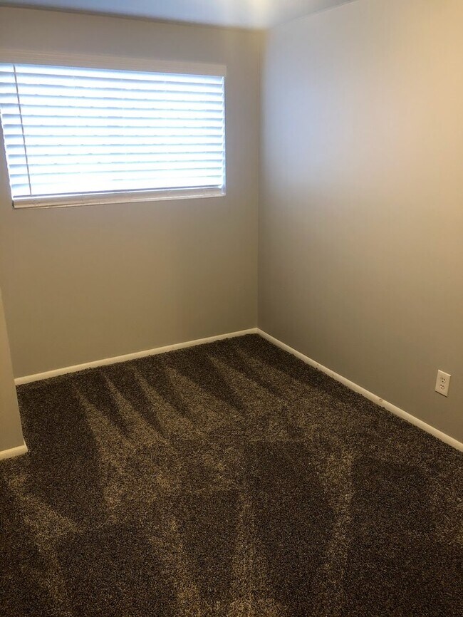 Building Photo - Newly Remodeled 2 bed 1 bath in Salt Lake!!