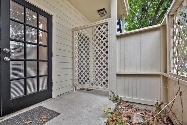 Building Photo - 2121 El Paseo St