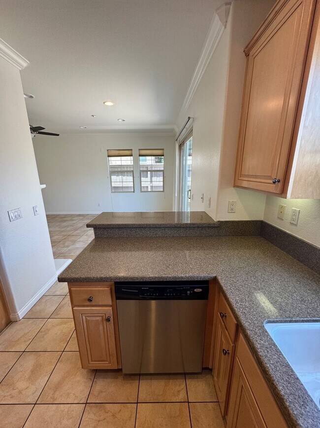 Building Photo - Beautiful Mission Valley Townhome in Escal...