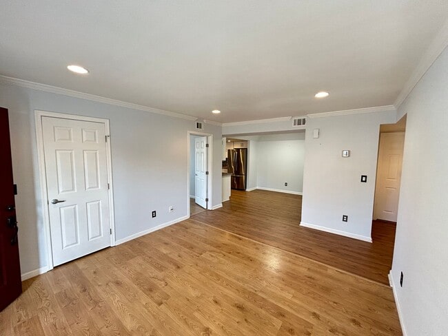 Building Photo - Beautifully Remodeled 2 bed Property!