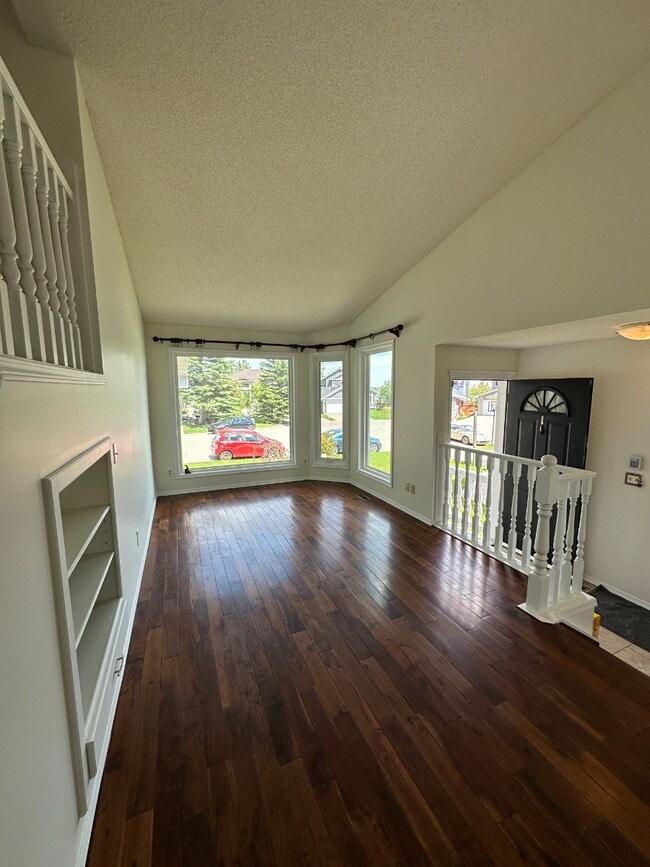 Building Photo - Spacious 3 Bedroom Home with Finished Basement in MacEwan Valley (IP058)