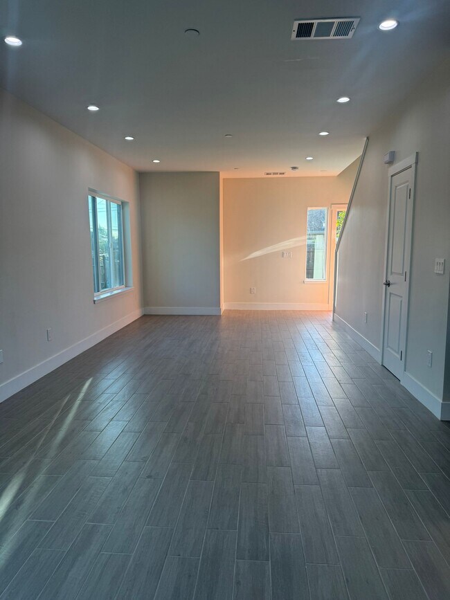 Foto del edificio - 22390 Salwan Pl