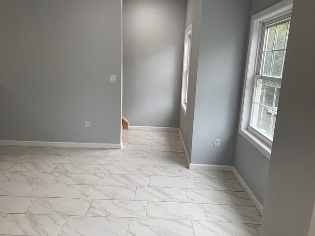 Building Photo - 452 Mallory Ave