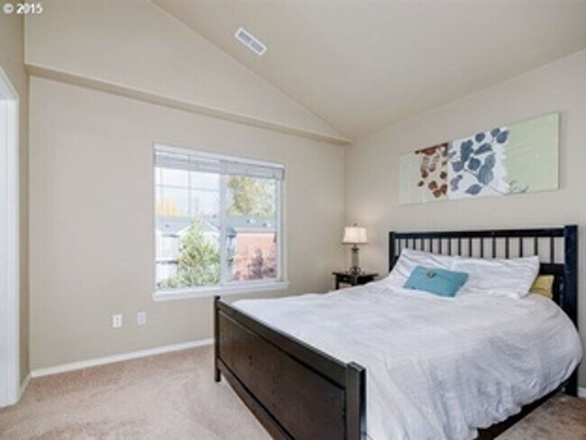 Foto del edificio - Wonderful Townhome Near Costco w/ Garage!
