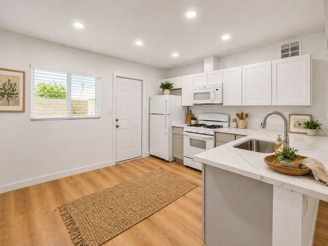Foto del edificio - 2-bedroom, 1-bath duplex by ASU