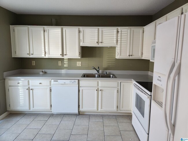 Building Photo - 1675 Ashwood Ln