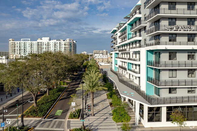 Building Photo - Hollywood Heights on the Boulevard