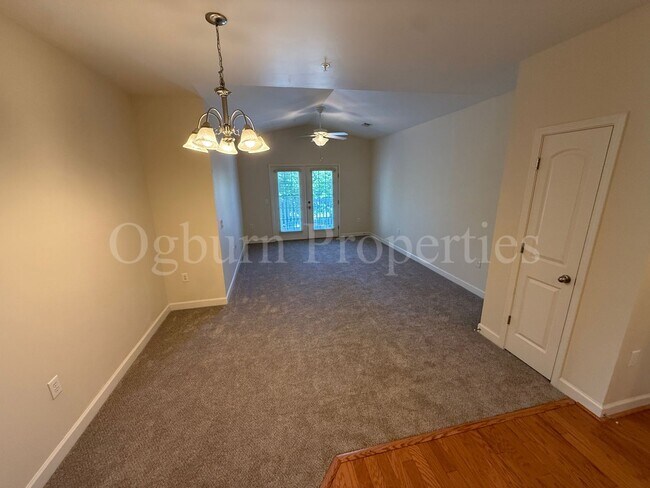Building Photo - 2BR/2BA Condo, Convenient to University Pkwy & Hwy 52