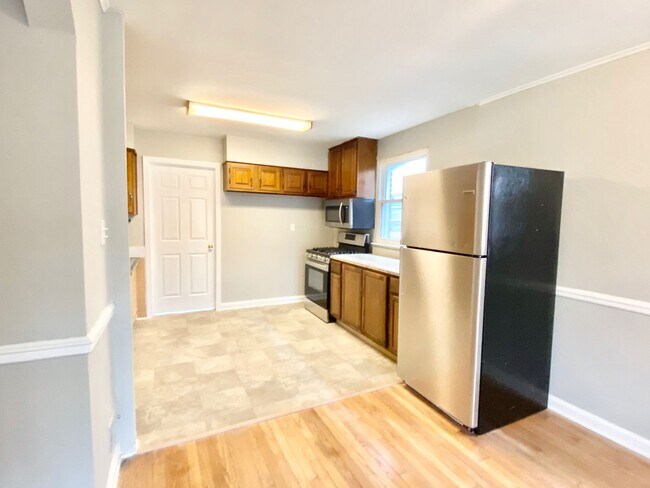 Building Photo - Renovated Bright and Spacious 3 Bedroom 1....