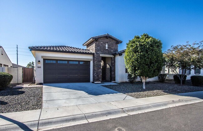 Building Photo - Introducing a stunning 4 bedroom, 3.5 bath...