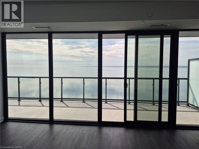 Photo du bâtiment - 2075 Lakeshore Rd.