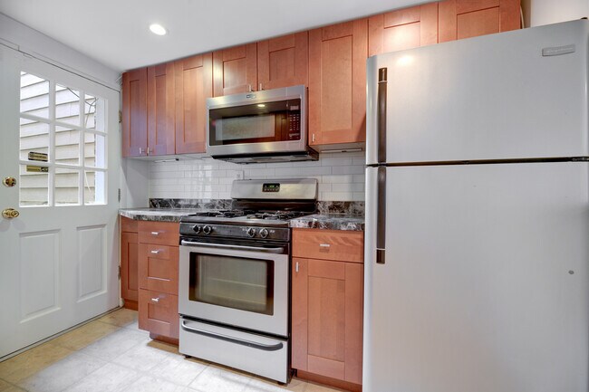 Building Photo - 916 East Capitol St NE