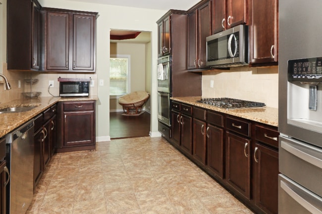 Building Photo - 4010 Lake Manor Way