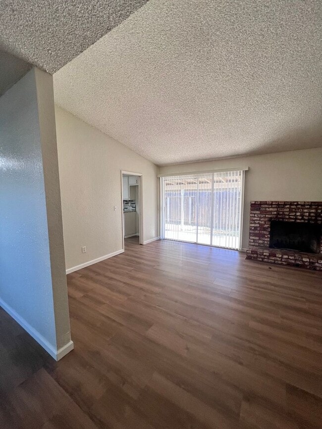 Foto del edificio - Pretty 3 bedroom 2 bath home in Modesto