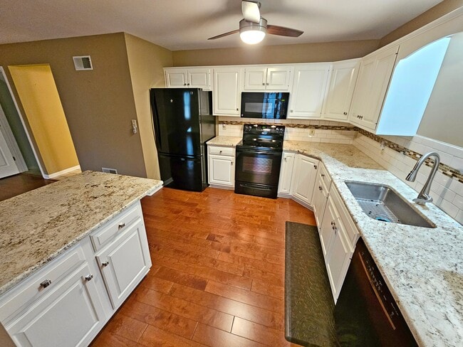 Foto del edificio - 306 Treetops Ct