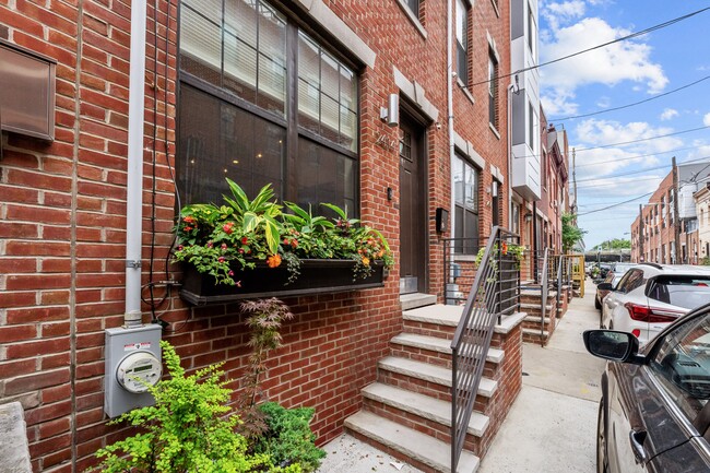 Frente de la casa, frente a la 25.a est. - 2414 Manton St