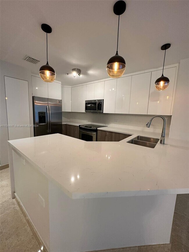 Building Photo - 801 Brickell Key Blvd