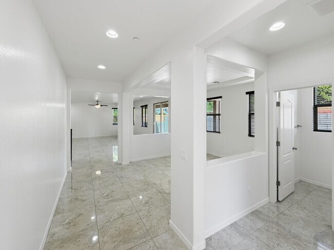 Building Photo - 4630 E Tierra Buena Ln