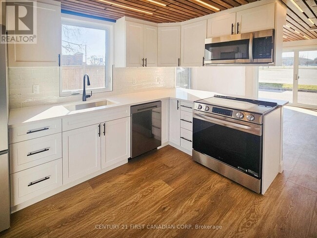 Building Photo - 857 Dundas St