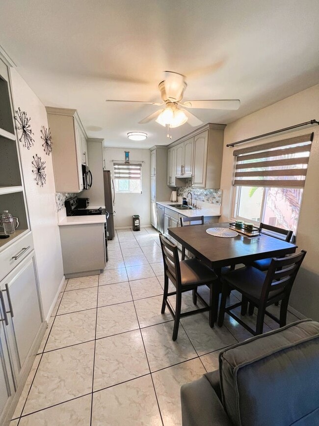 Building Photo - Updated 2 Bedroom, 1 Bath in North Park w/...