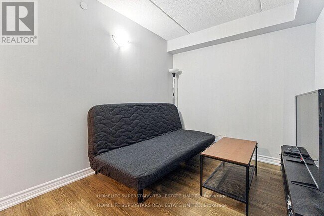 Photo du bâtiment - 716-1716 Main St E