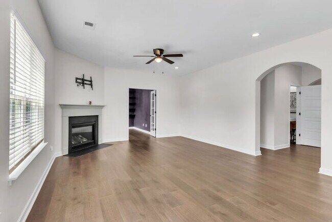 Foto del edificio - Charming 4-Bed Retreat with Fireplace – Spacious 2631 Sq Ft in Easley, SC, Zoned for Wren Schools