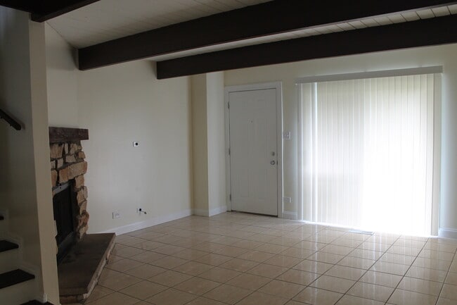 Building Photo - 440 Meadow Green Ln
