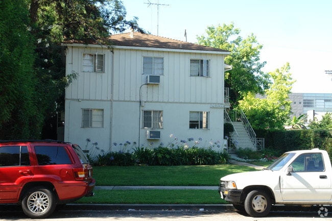 Building Photo - 14954 Moorpark St