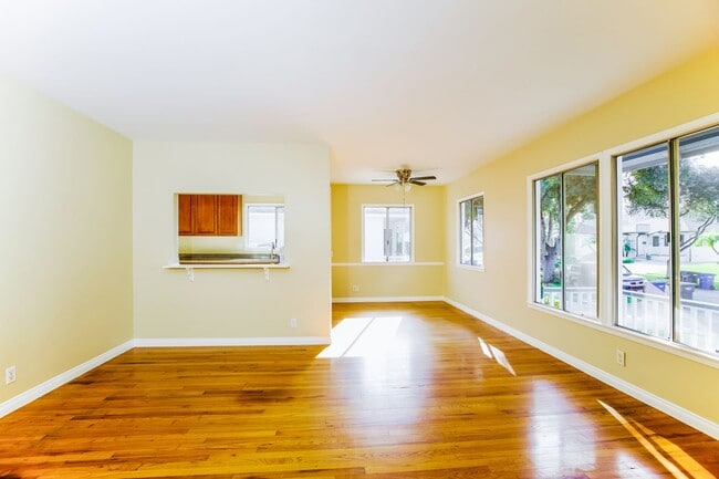 Foto del edificio - **LAKEWOOD HOME** THREE BEDROOMS-ONE BATH** $3950.00