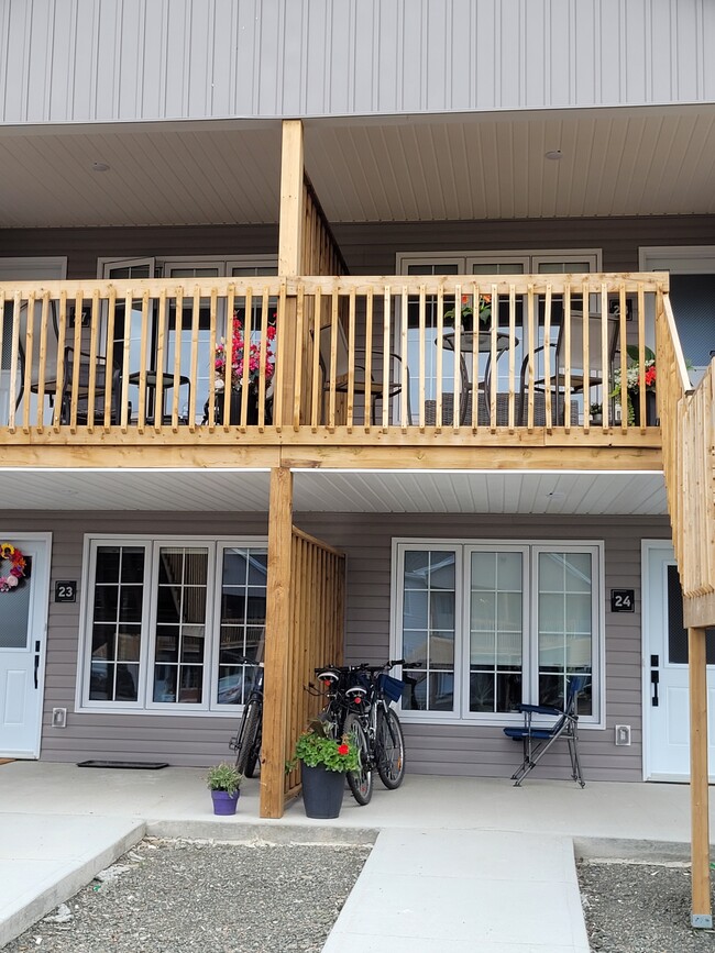 Covered Porch - 288 Riverside Prom