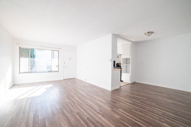 Building Photo - 127 S St Andrews Pl