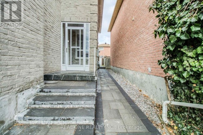 Building Photo - 32 Charlton Ave