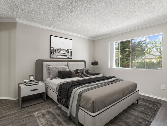 Habitación alfombrada con ventanas amplias para disfrutar de luz natural. - Tilden Oaks