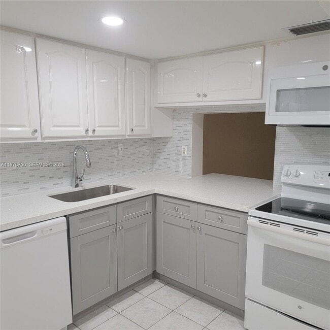 Foto del edificio - 6699 Racquet Club Dr