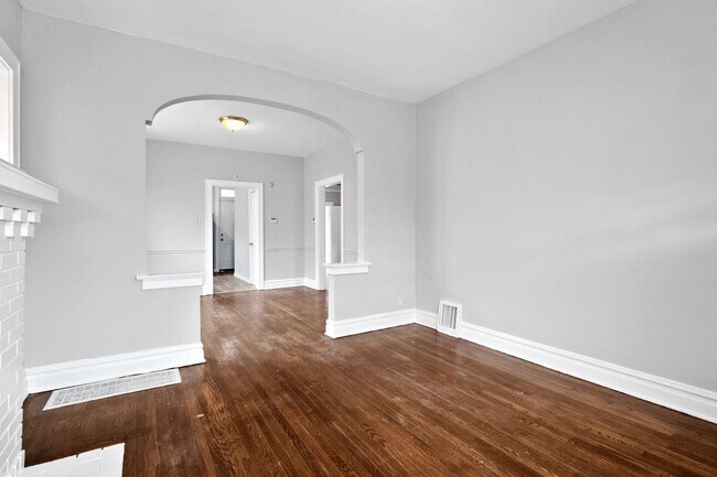 Building Photo - 2 Bedroom 1 Bathroom Ranch Home!