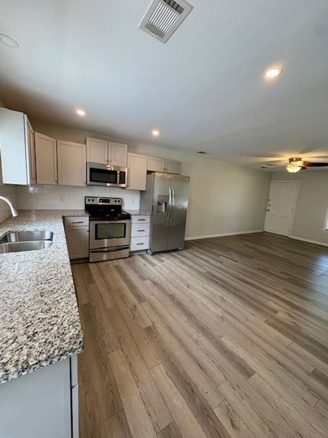 Building Photo - Charming Three Bedroom Duplex on Harborvie...