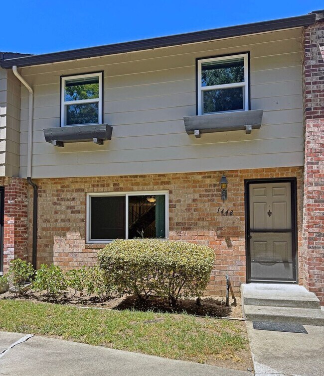 Foto del edificio - Beautifully Updated 3 Bedroom, 2.5 Bathroom Townhome!