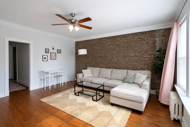 Foto del edificio - 2461 N Clark St