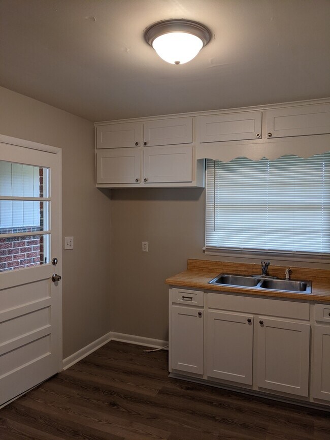 Foto del edificio - 3706 Lakewood Dr NW