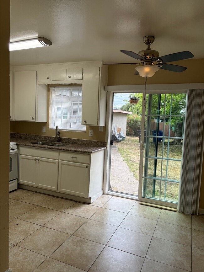 Foto del edificio - 1701 Carver Ct