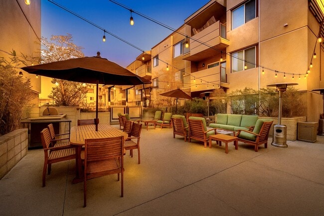 Interior Photo - 3400 Cahuenga Blvd Los Angeles, CA 90068