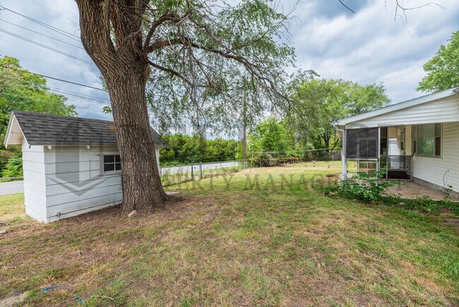 Building Photo - 905 Westridge Dr